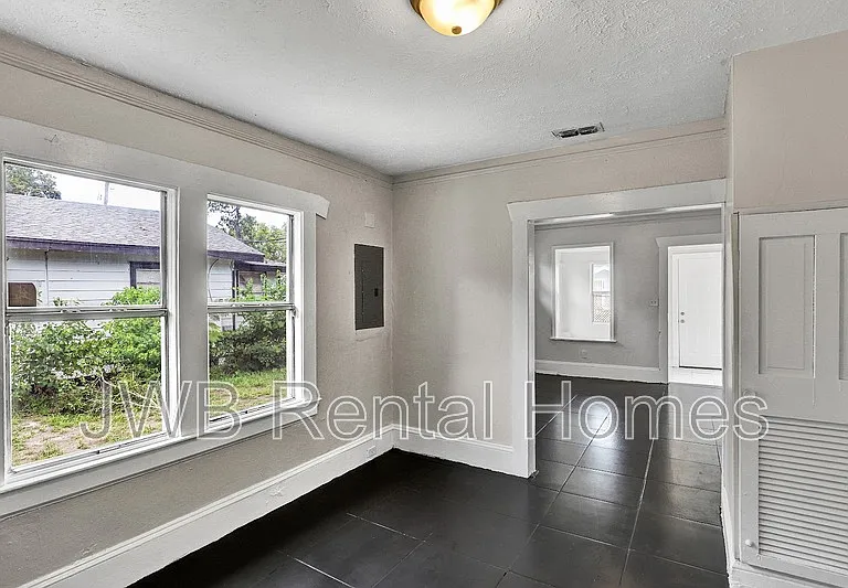1316 W 31st St — Photo 9