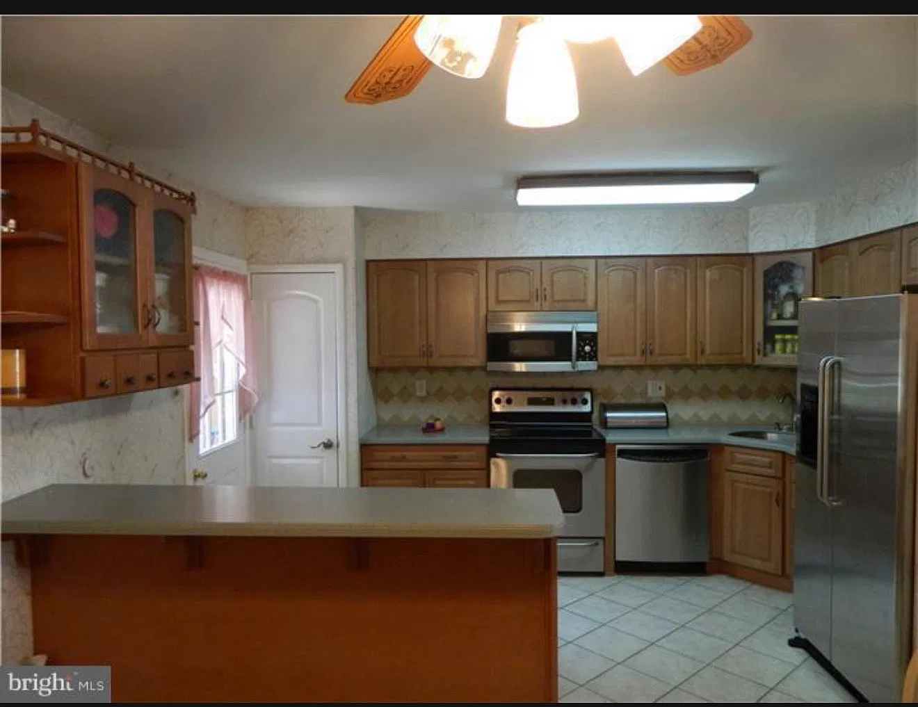 3 bed, 2.5 bath, 2260 sqft, $3,060 — Photo 2
