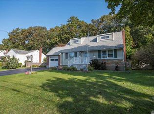 35 Robinson St, Shoreham, NY 11786