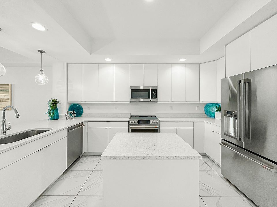 Kitchen with 24x24 title flooring