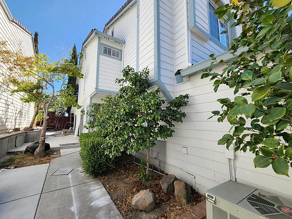 2nd image of 2316 Dubois St