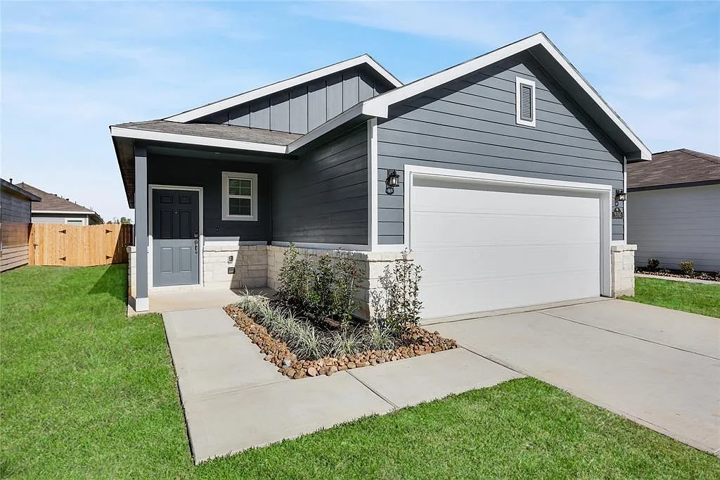 3 bed, 2.0 bath, $1,799 — Photo 1