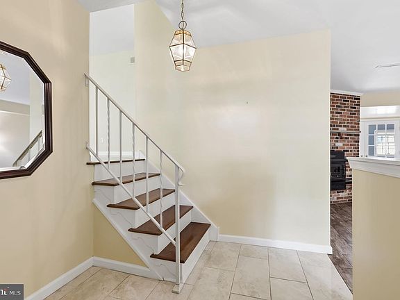 5th image of 572 Sterling St