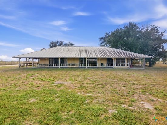 1720 Lower Mission Valley Rd, Victoria, TX 77905