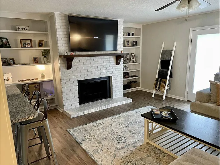 2411 Castlewood Dr — Photo 12