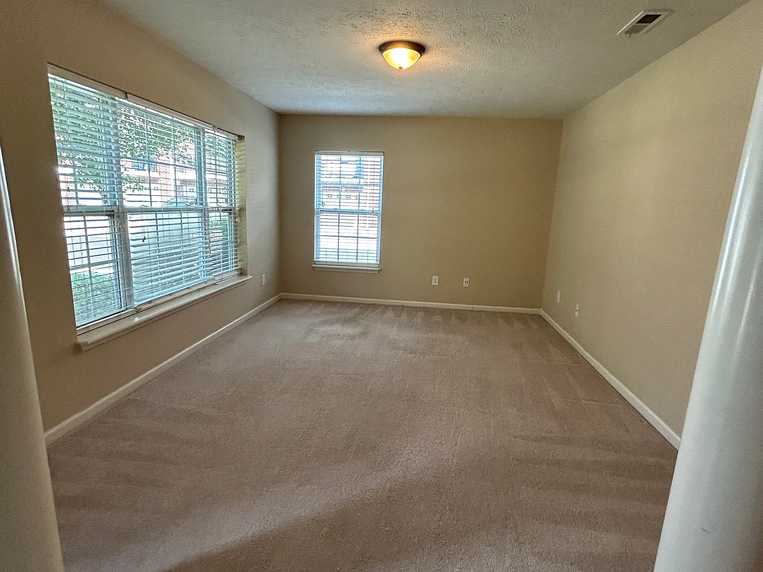 3 bed, 2466 sqft, $2,380 — Photo 4
