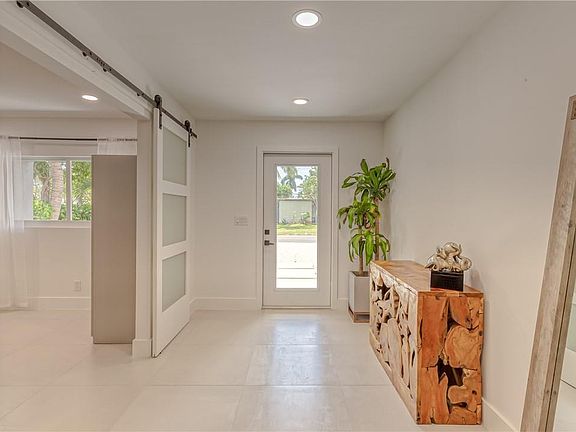 5th image of 909 NE 9th Street