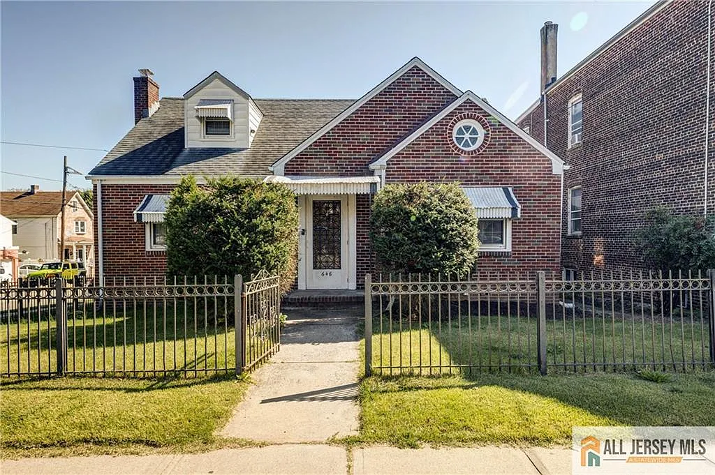 646 Johnstone St photo 1
