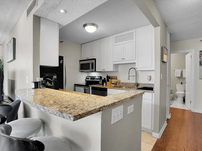 10 E Ontario St #905 — Photo 7