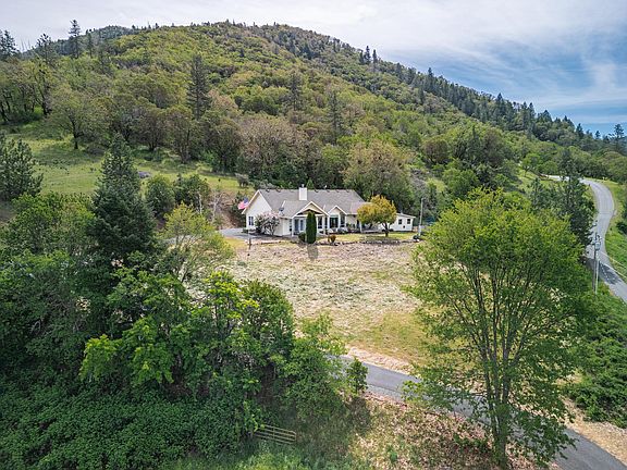 4th image of 304 Wards Creek Rd