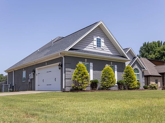 2nd image of 1001 Garrett Ln