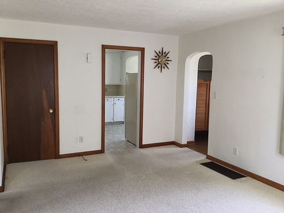5th image of 154 Sharon Ave