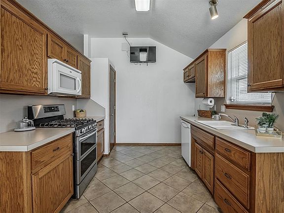 3rd image of 2805 SE 95th St