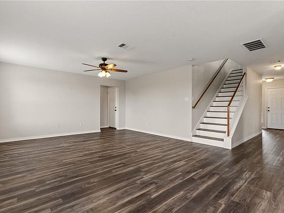 4th image of 478 Covent Dr