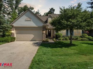 194 Four Seasons Dr, Lake Orion, MI 48360