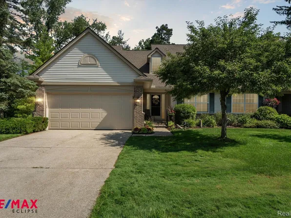 194 Four Seasons Dr, Lake Orion, MI 48360