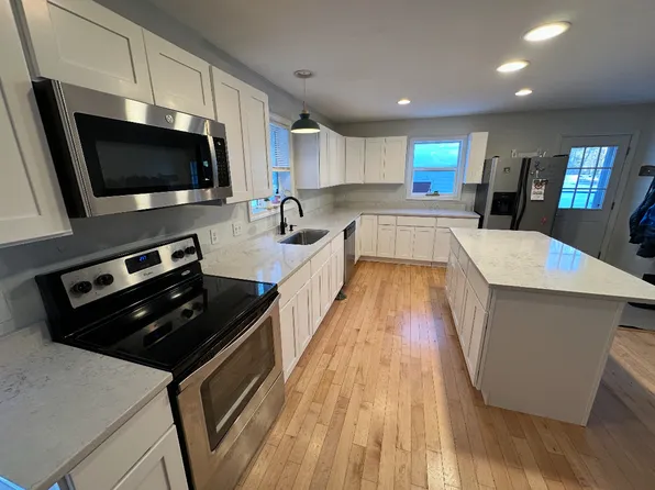 46 Longwoods Rd, Falmouth, ME 04105