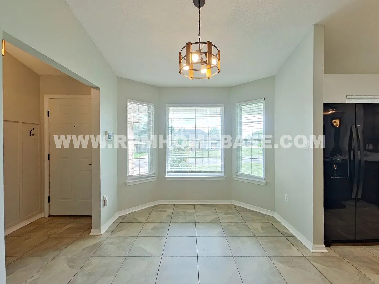 Spacious 3-Bedroom Home with Huge Fenced Backyard in South Crestview — Photo 3