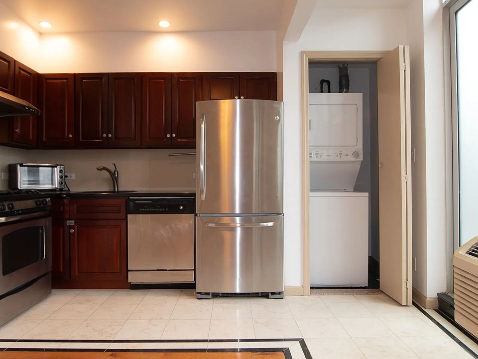 2nd image of 1635 Lexington Ave APT 5E