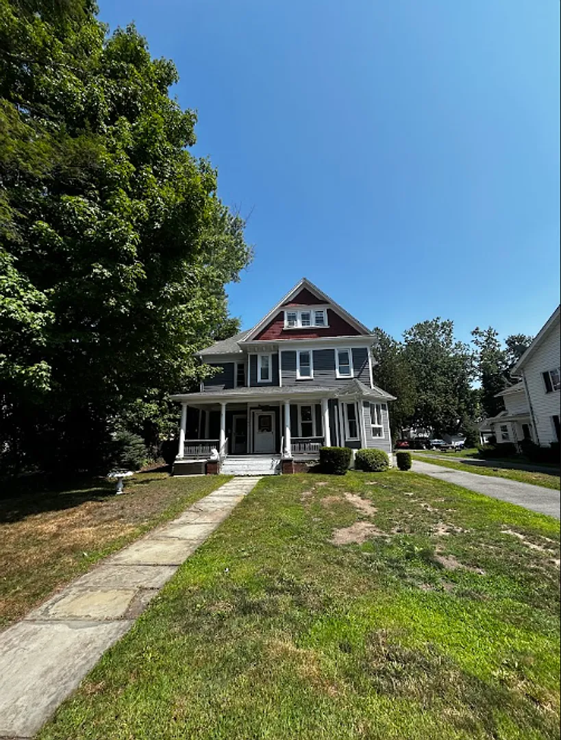 1638 Sanderson Avenue — Photo 2