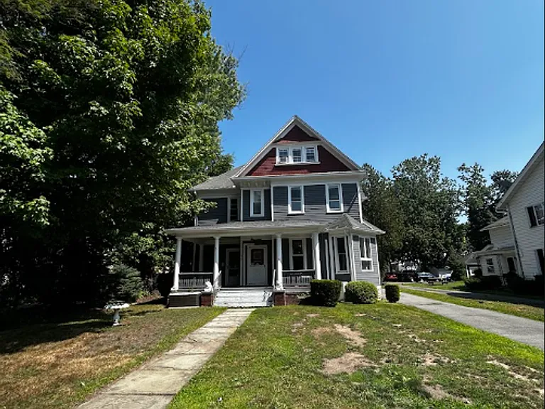 1638 Sanderson Ave — Photo 2