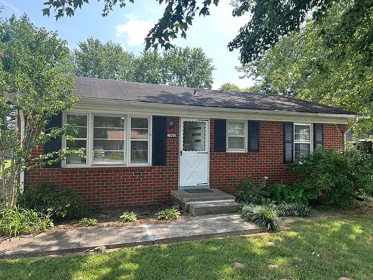 1005 Rose Ave — Photo 1