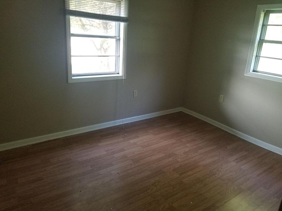 2nd image of 512 Laird St
