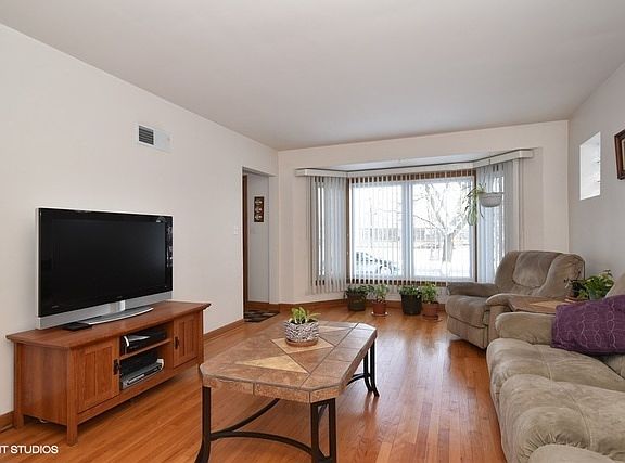 4th image of 6132 N Avondale Ave