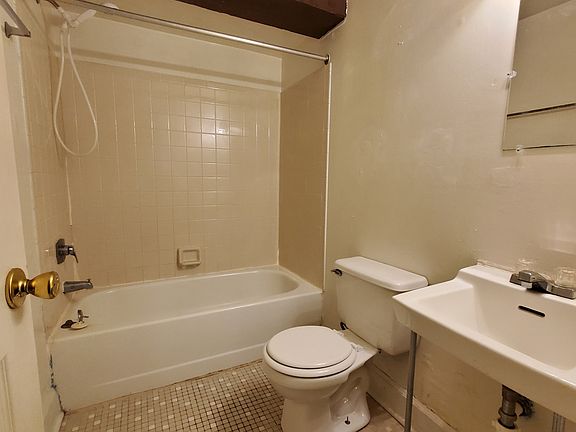 5th image of 409 W Race St #11315906