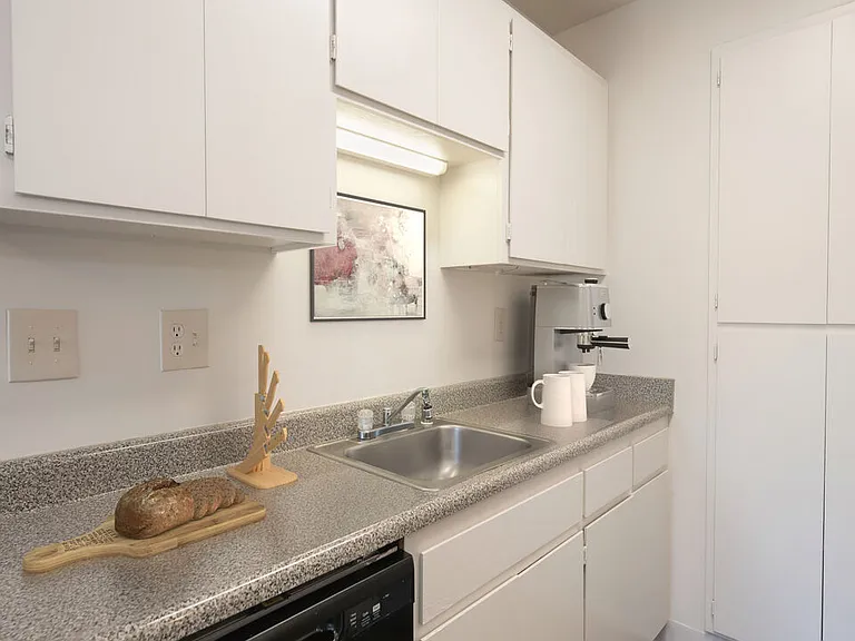 Somerset Apartments — Photo 19