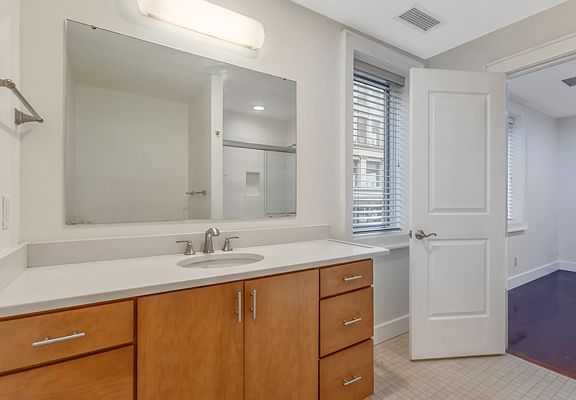3rd image of 333 S Salina St #1