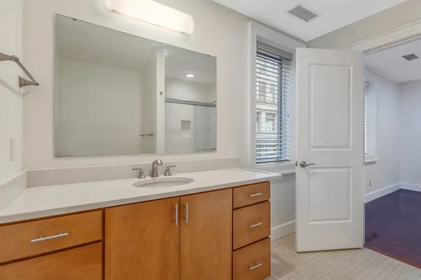 333 S Salina St #1 — Photo 2