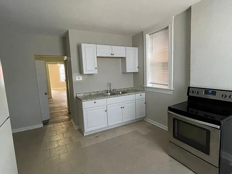 Large Kitchen with appliances