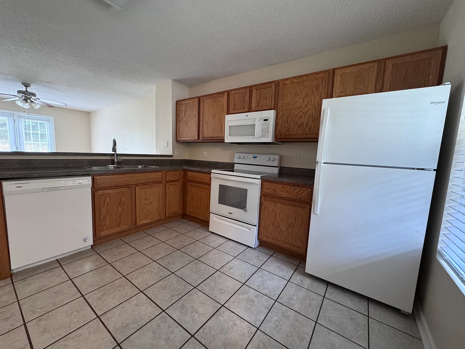 2 bed, 1.5 bath, 1050 sqft, $1,375 — Photo 4