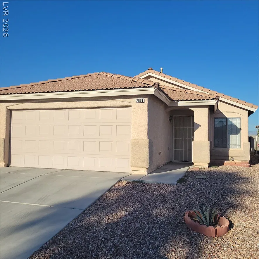 3 bed, 2.0 bath, 1405 sqft, $1,995 — Photo 1