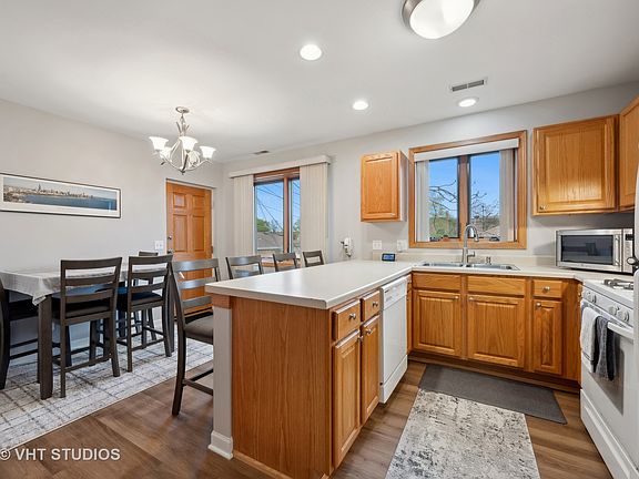 5th image of 5963 N Northwest Hwy APT 202
