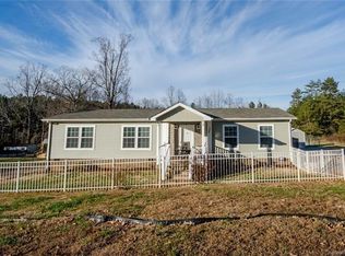 7375 Honeysuckle Dr, Hickory, NC 28602