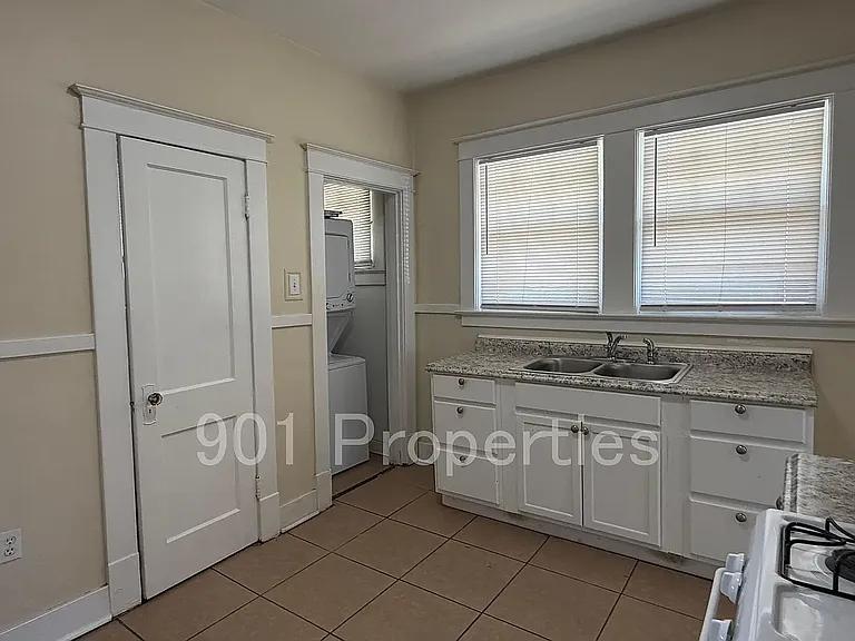 1055 S Cox St — Photo 6