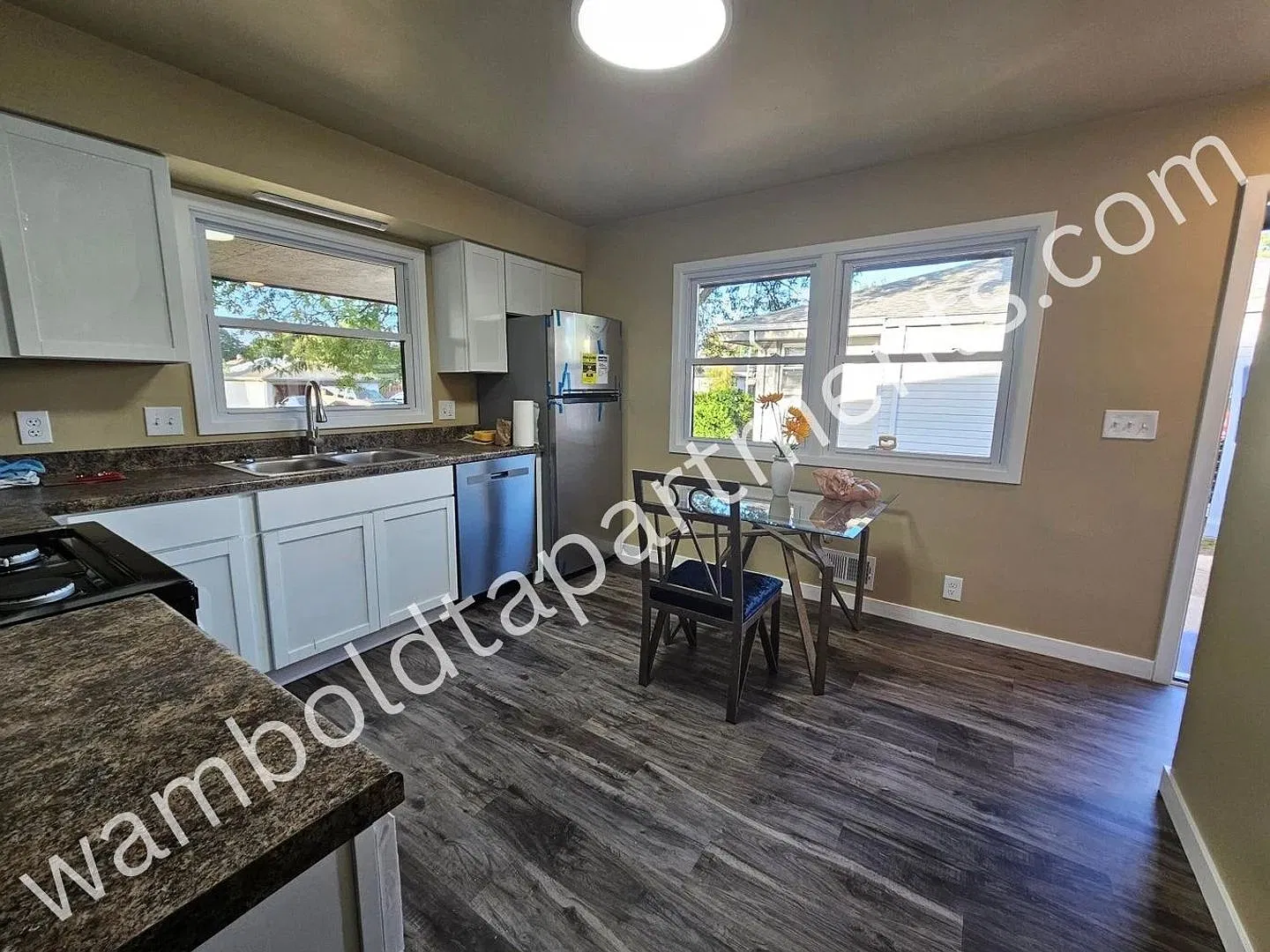 3 bedroom 1.5 bath house with HUGE 3 car detached garage! — Photo 4