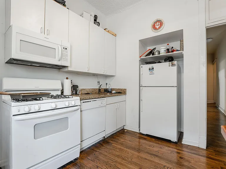 2531 N Burling St — Photo 7