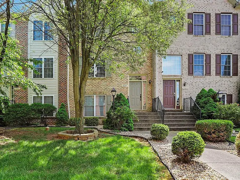 1127 Lindsay Ln — Photo 4