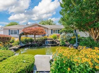 2 Dolphin Ln W, Copiague, NY 11726