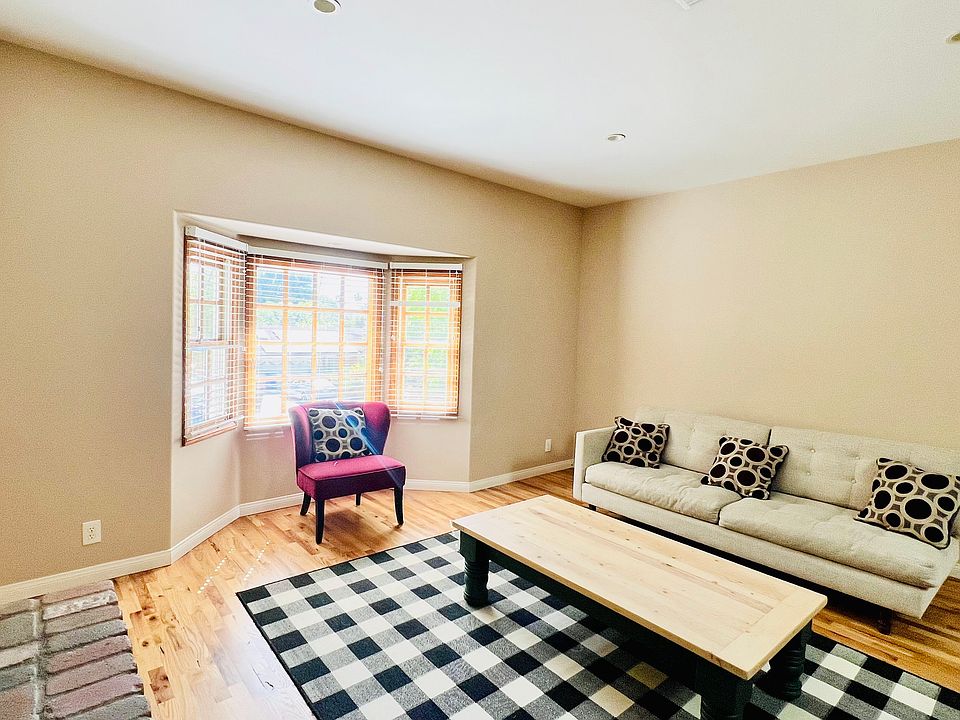 Spacious open layout living room / kitchen with abundant of natural light