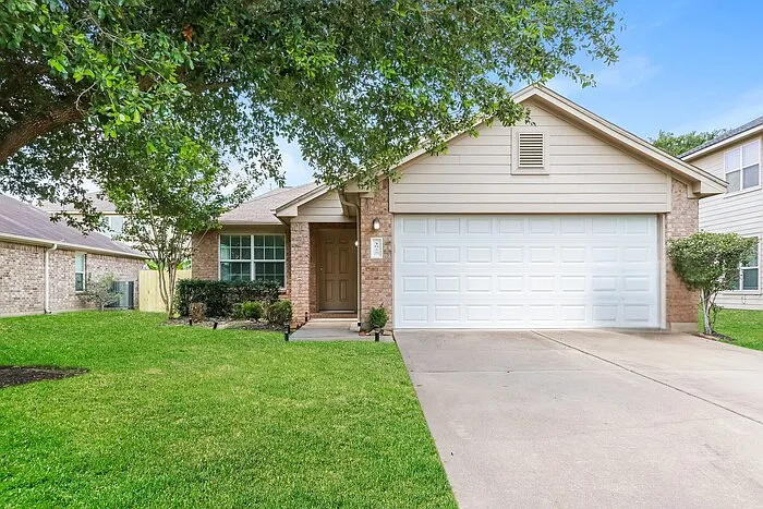 3 bed, 2.0 bath, 1299 sqft, $1,745 — Photo 1