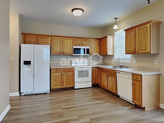 3rd image of 34 Deer Lake Trl