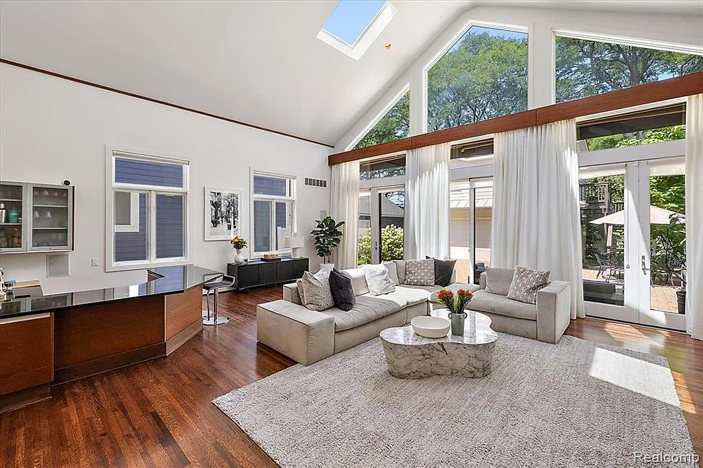 3 bed, 3.5 bath, 3414 sqft, $5,500 — Photo 4