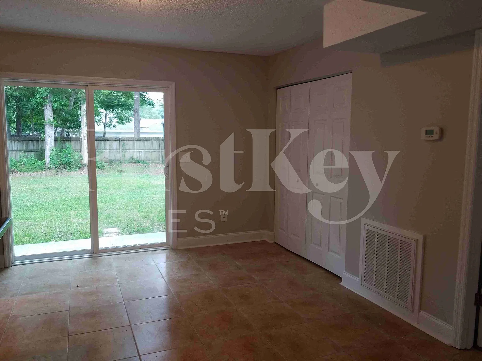 3 bed, 2.0 bath, 1326 sqft, $2,140 — Photo 4