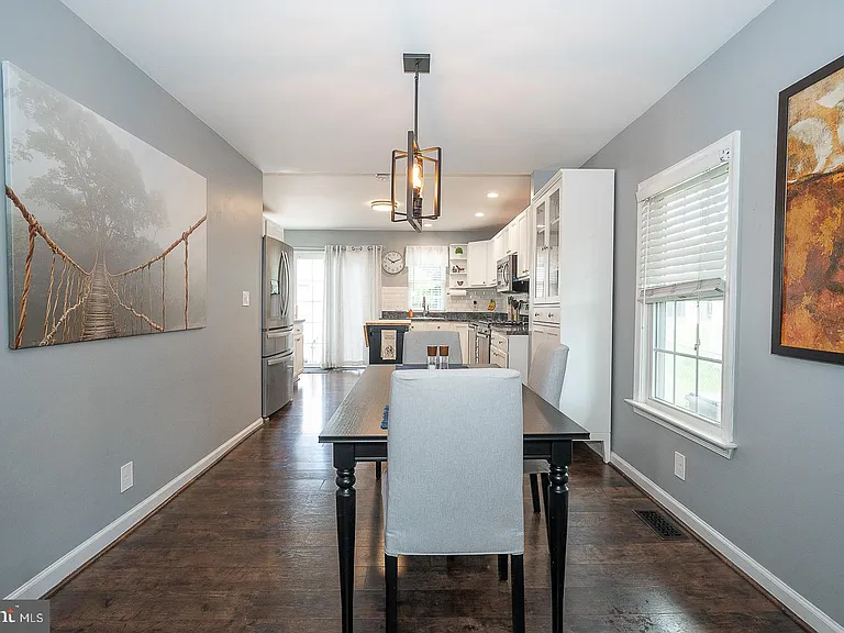 586 Summit St — Photo 10