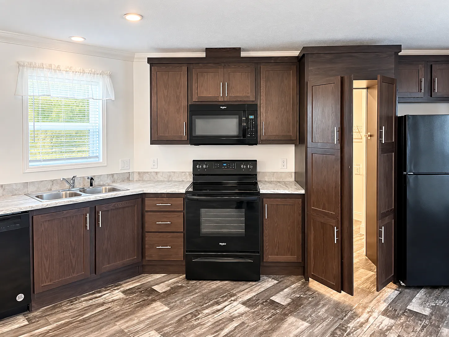 3951 S Mentor Ave — Photo 3