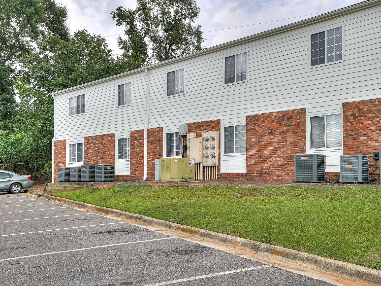 River's Edge Apartments — Photo 2